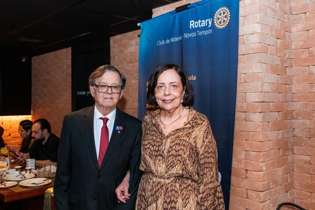 Angela-Riccomi-presidente-do-Rotary-Club-e-seu-esposo-1024x682 Rotary Club de Niterói – Novos Tempos e Clube Central promovem almoço beneficente em prol da APAE Niterói