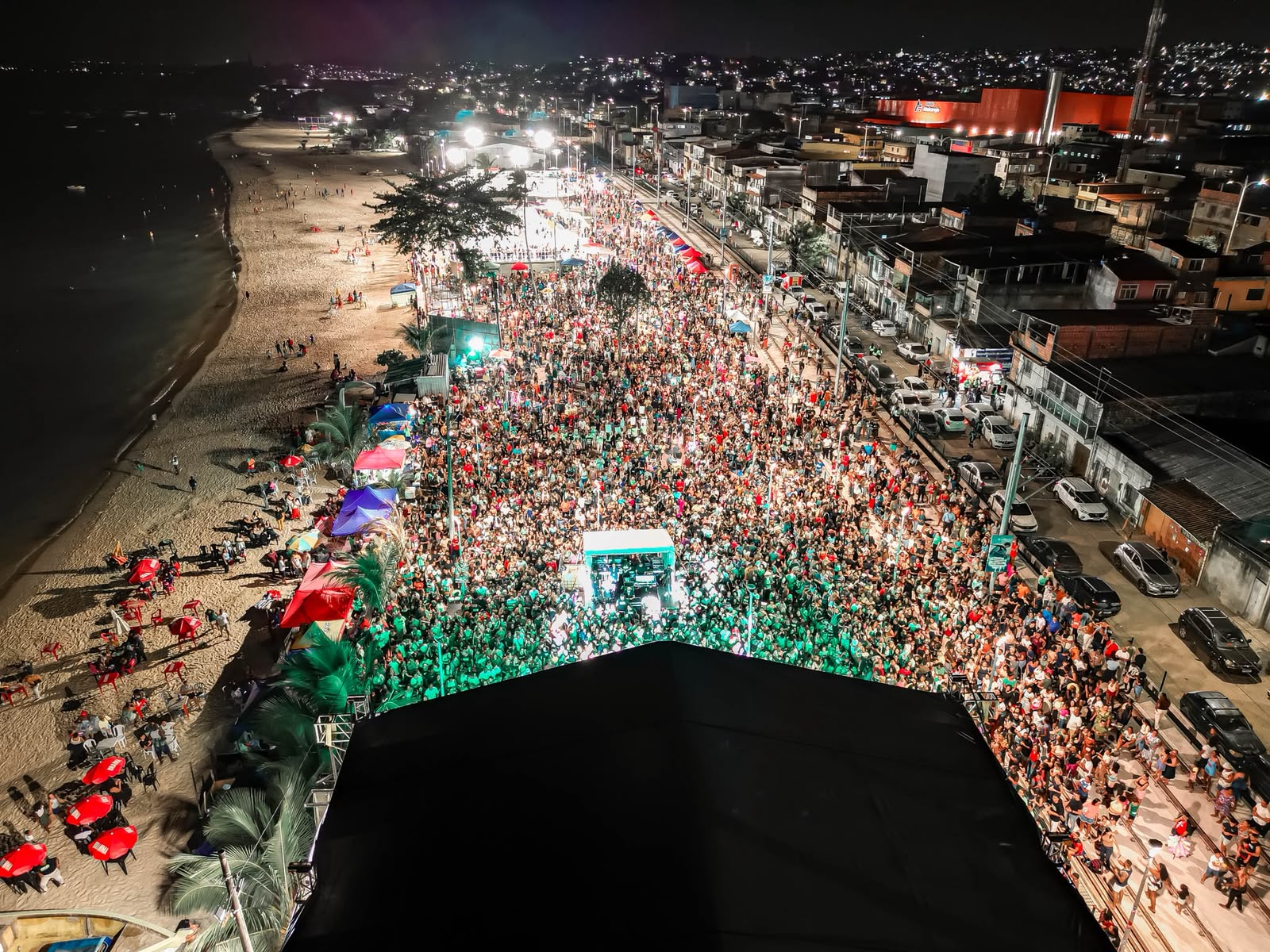 Mergulhados na Praça reuniu mais de 15 mil pessoas na Nova Orla de Praia Grande, em Salvador, com artistas nacionais e atrações locais.